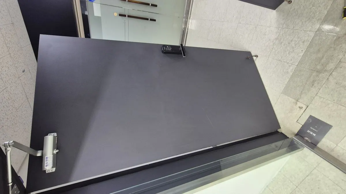 접착제 제거 완료 깨끗한 철문