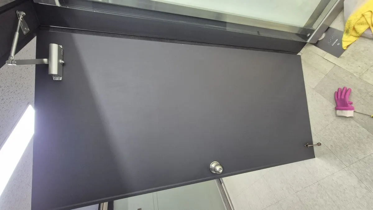 문틀 접착제 제거 완료