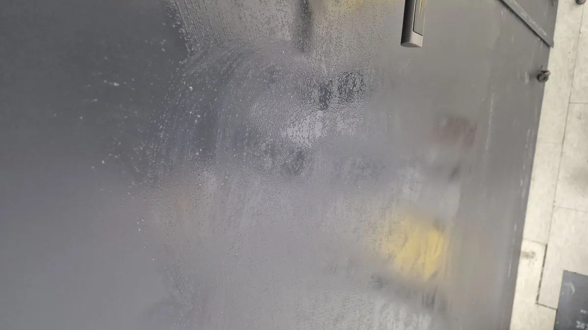 철문 접착제 잔여물