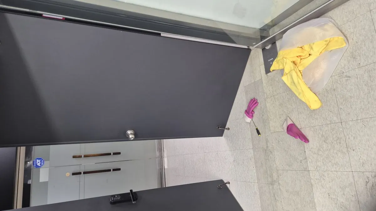 끈끈이 접착제 복도 청소 후