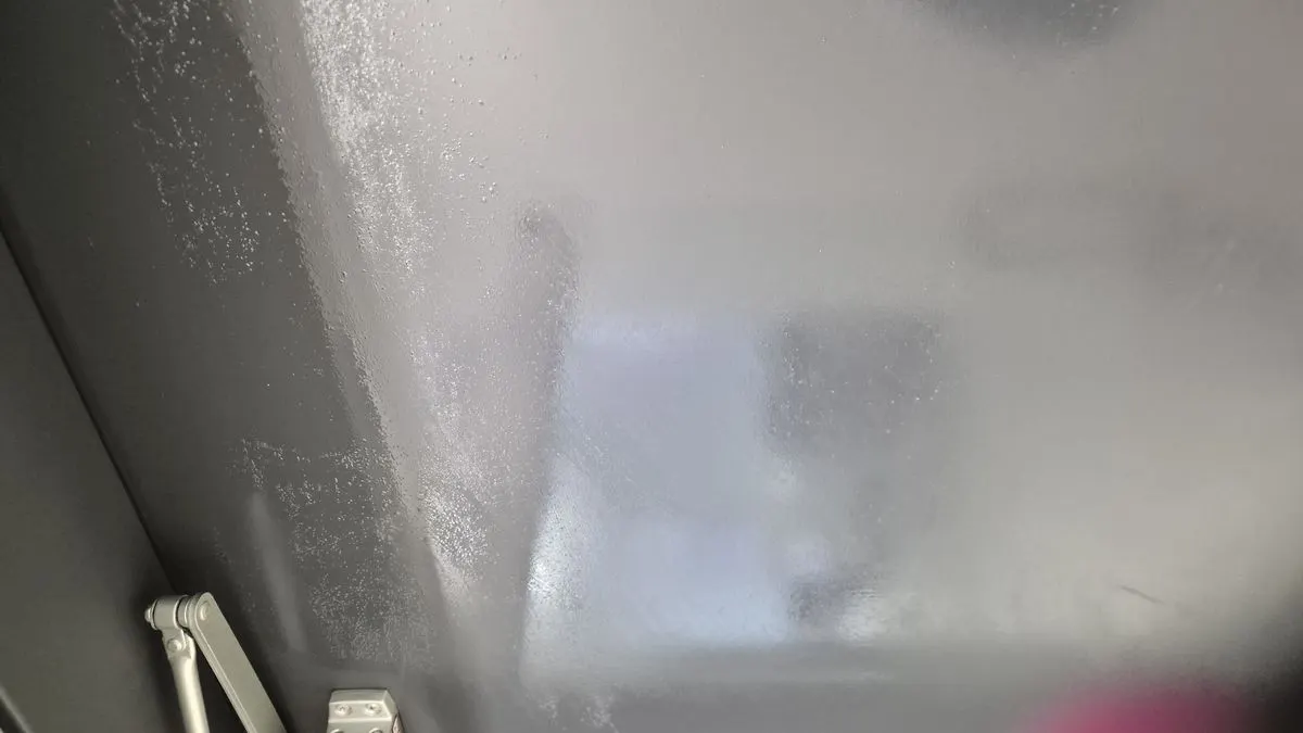 철문 표면 접착제 얼룩