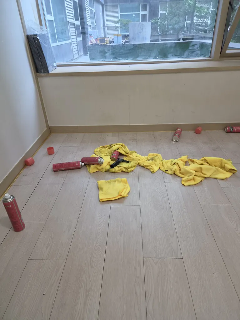 바닥 접착제 제거 작업 현장 — 열기·타월로 끈끈이를 녹여 제거하는 과정 | 서울·경기·인천 특수청소