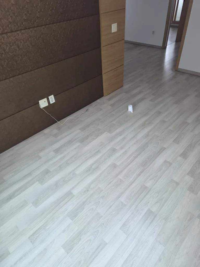 끈끈이 제거 후 — 접착제 자국 없이 깔끔해진 강화마루 바닥 | 서울 스티커 제거