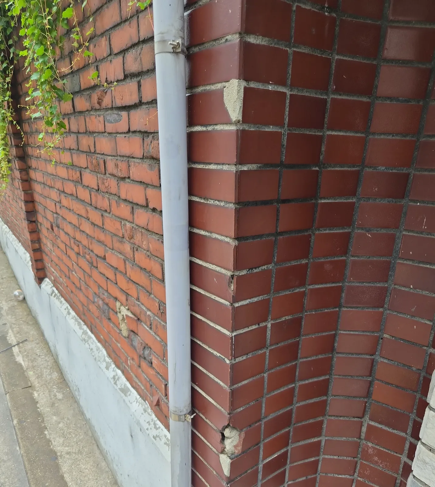 벽돌 외벽에 남았던 전단 흔적을 정리한 상태