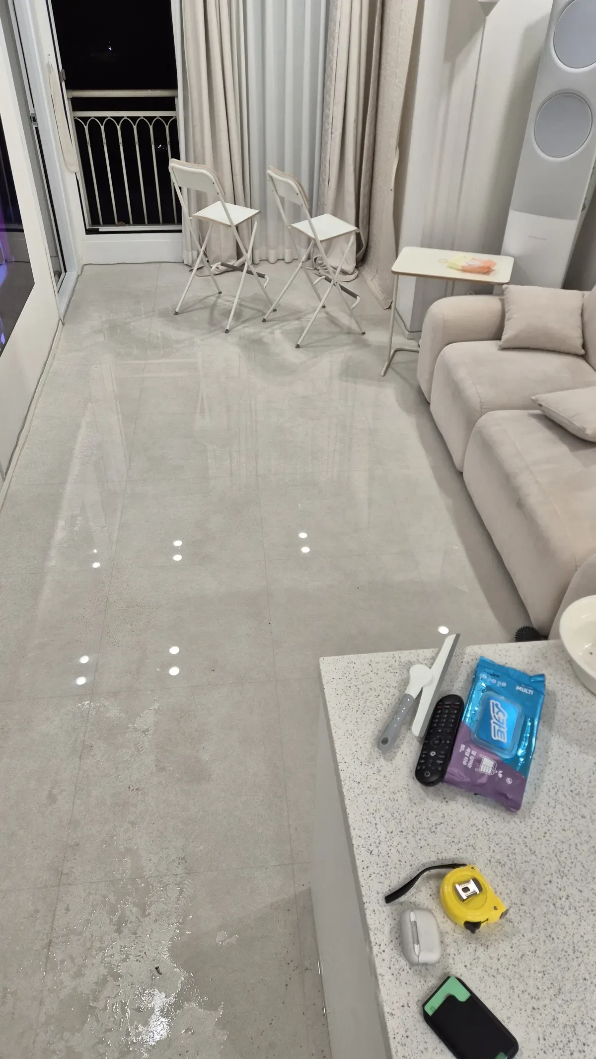 아파트 거실 역류 침수 바닥 물기 작업 전