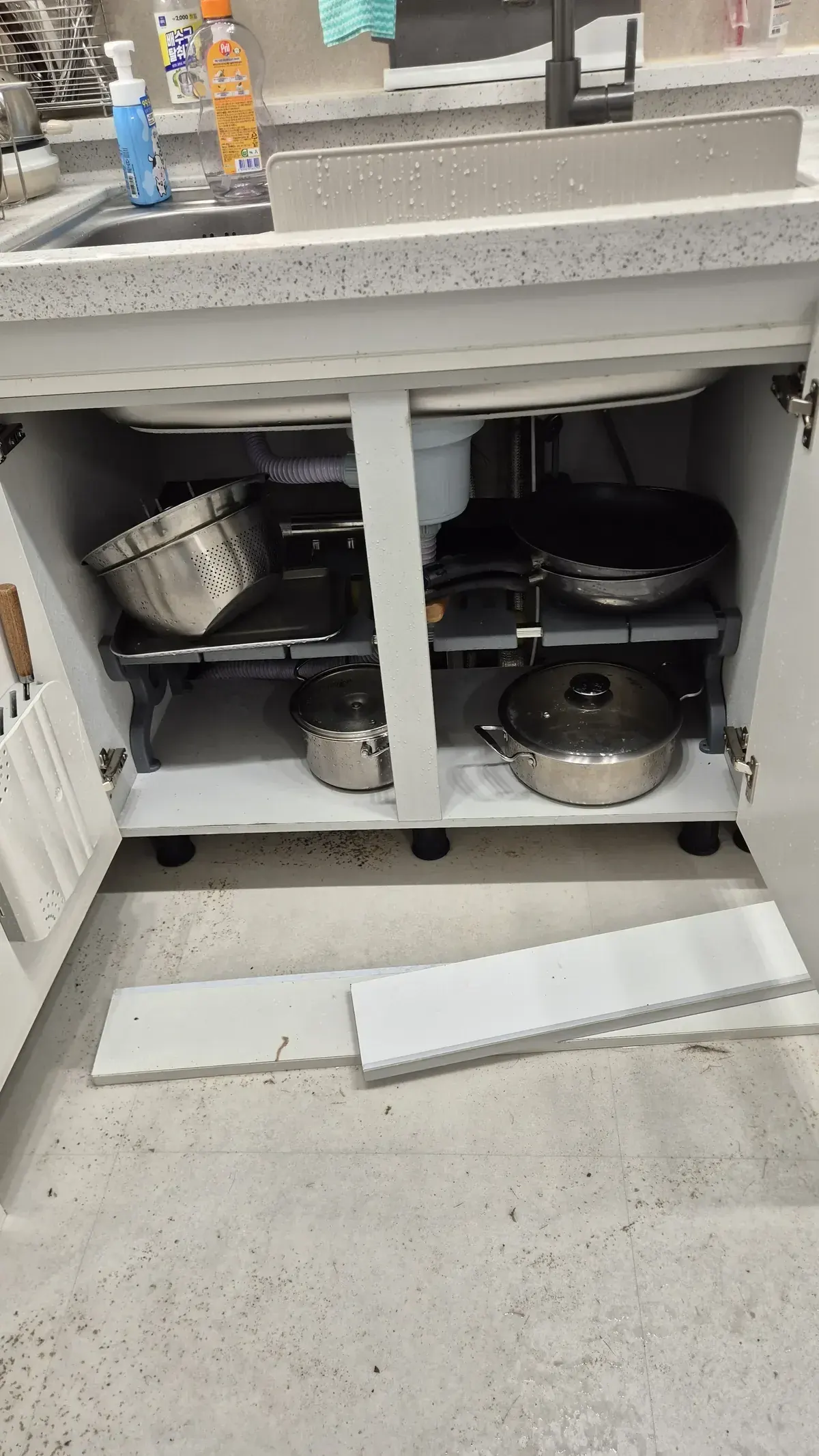 싱크대 하부 역류 오수 오염 작업 전