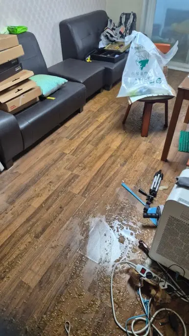 역류 오수가 퍼진 거실 바닥