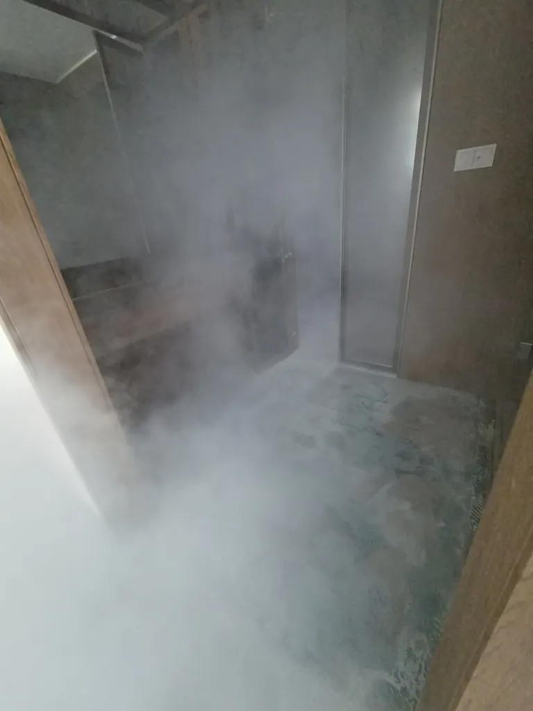 하수 역류 냄새 중화 연무 — 복도 공간에 연무를 채워 탈취하는 작업 | 서울 24시 긴급청소