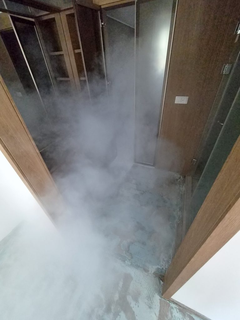 드레스룸 탈취 연무 — 마감재를 걷어낸 공간에 연무를 채워 탈취 | 수도권 24시 청소