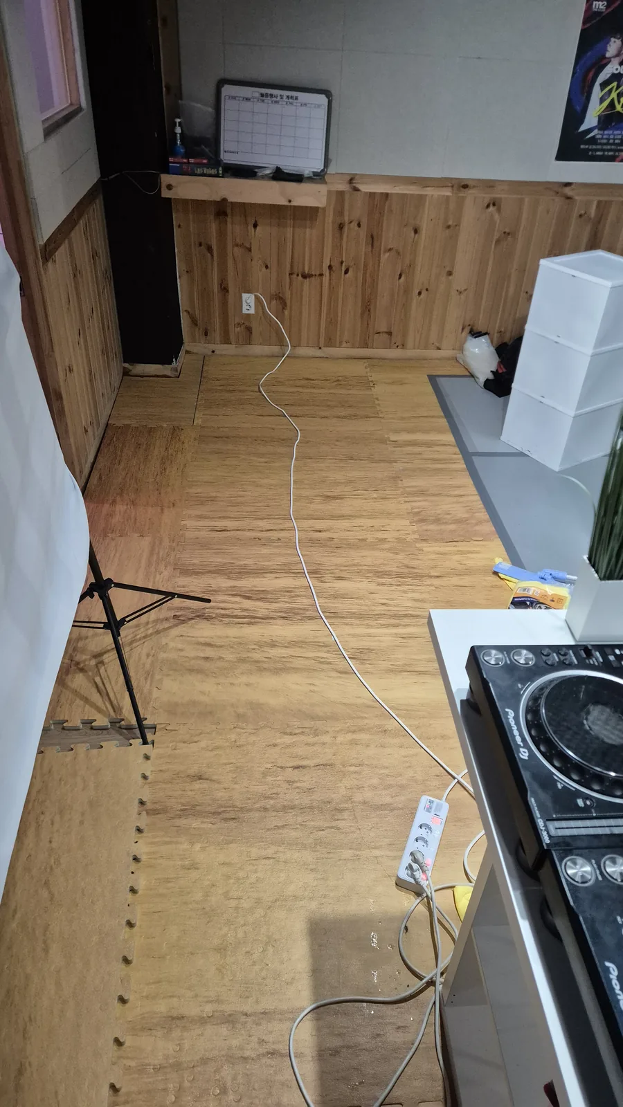 지하상가 마룻바닥 복원 작업(한계 시 교체 안내)