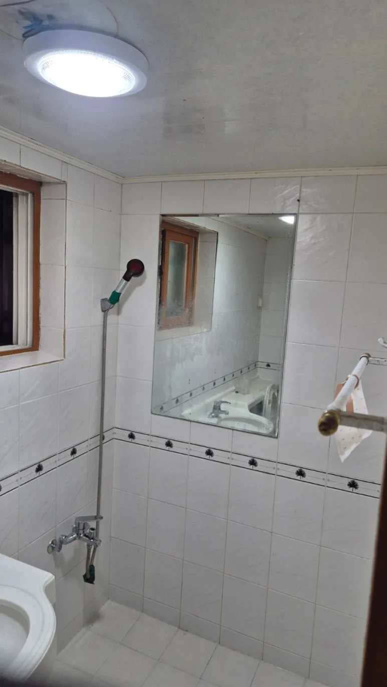 화장실 거울 샤워기 세정 완료