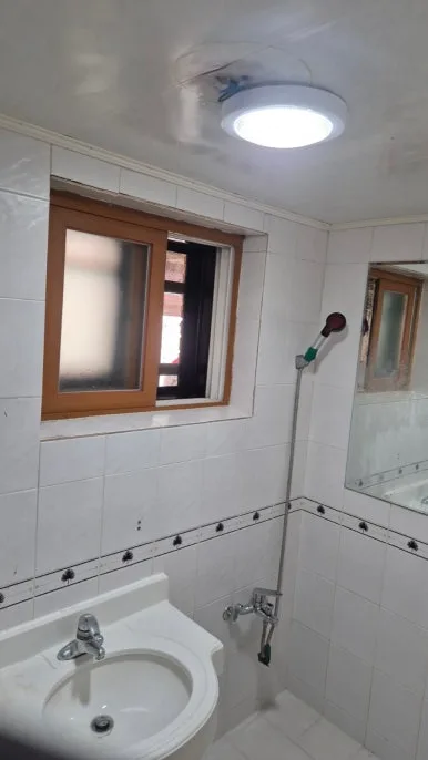 화장실 곰팡이 제거 후 깨끗한 벽면