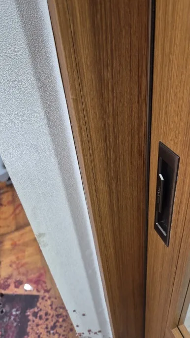 혈흔 제거 후 깨끗한 문틀