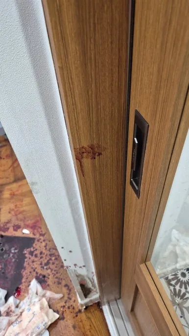 혈흔 문틀 손잡이 오염 작업 전