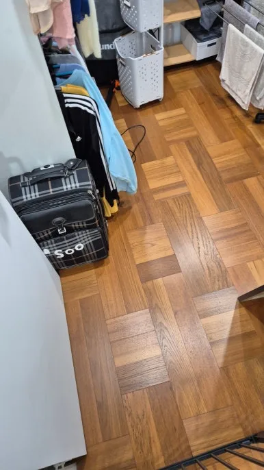 혈흔 제거 후 깨끗한 마루 바닥 드레스룸