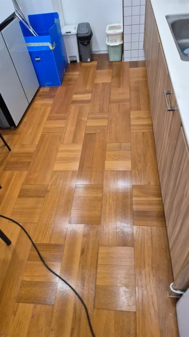 혈흔 제거 후 깨끗한 주방 바닥