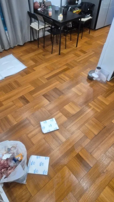 혈흔 제거 후 깨끗한 마루 바닥 거실