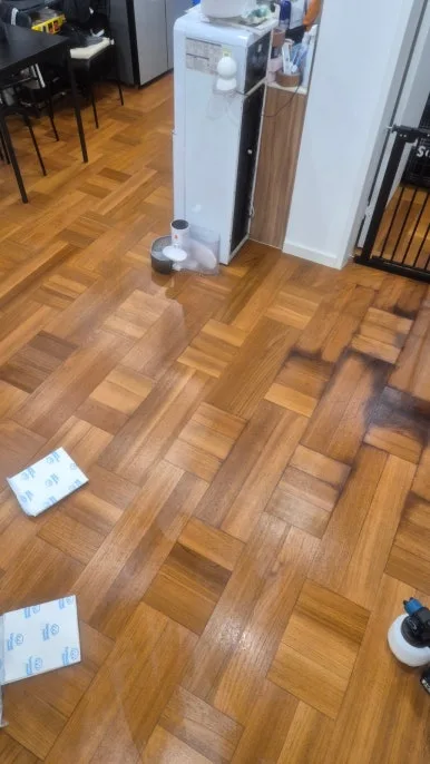 혈흔 제거 후 깨끗한 거실 정수기 주변