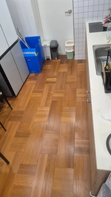 혈흔 제거 후 깨끗한 주방 싱크대 바닥