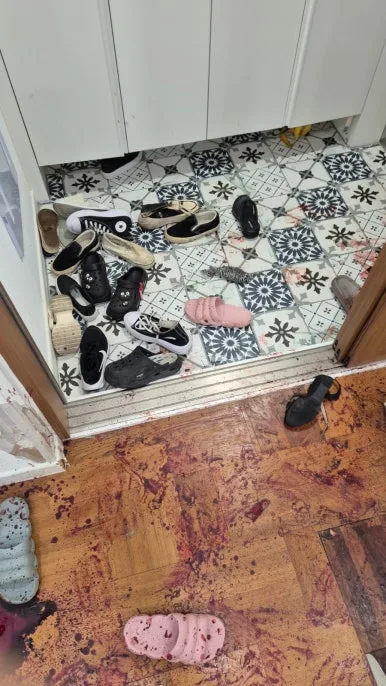 혈흔 현관 신발장 바닥 오염 작업 전