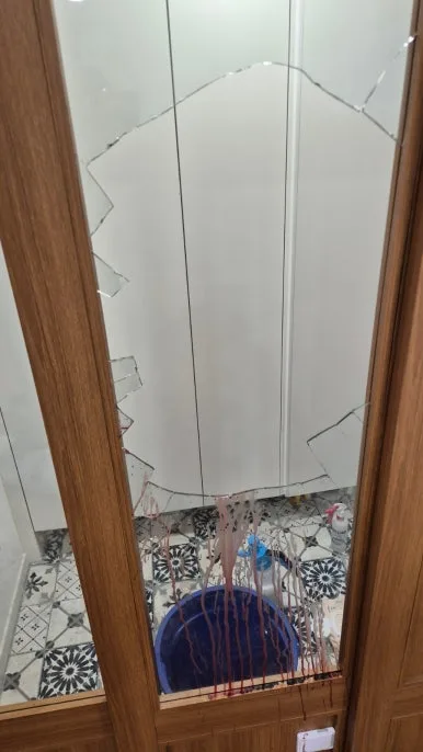 혈흔 깨진 유리문 유리 파손 사고 현장