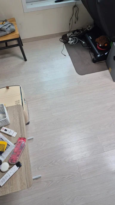 실내 혈흔 제거·정리 후 — 혈액 닦아내고 바닥 살균세정·탈취 마친 작업 후