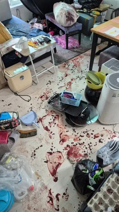 실내 사고 현장 혈흔 — 바닥과 가구 주변에 번진 혈액 오염 작업 전