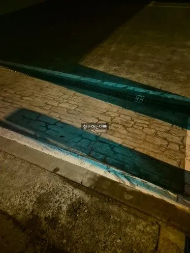 배수로·타일 혈흔 제거 후 — 타일 줄눈 혈액 흔적까지 닦아낸 상태