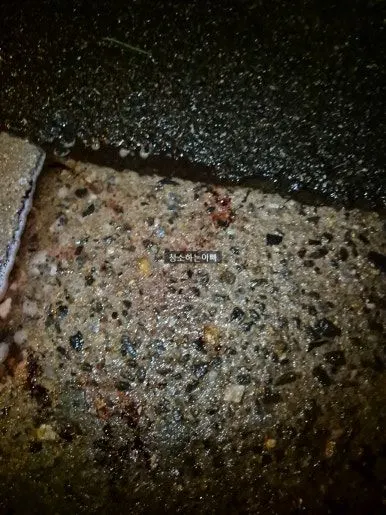 바닥 혈흔 비산 — 여러 방향으로 튄 혈액 자국 제거 전 작업 전
