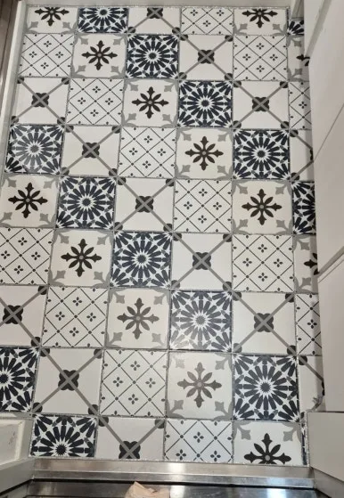 혈흔 제거 후 깨끗한 현관 타일 바닥