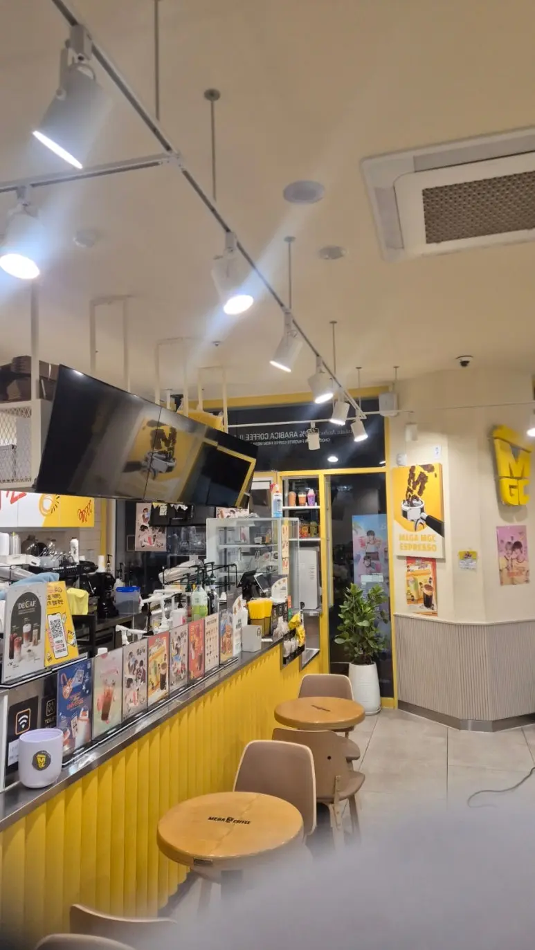 카페 카운터 세정 완료 — 깨끗한 주방