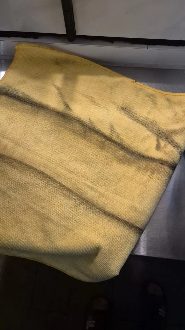 카페 세정 후 더러워진 극세사 — 기름때와 오염물 제거 증거