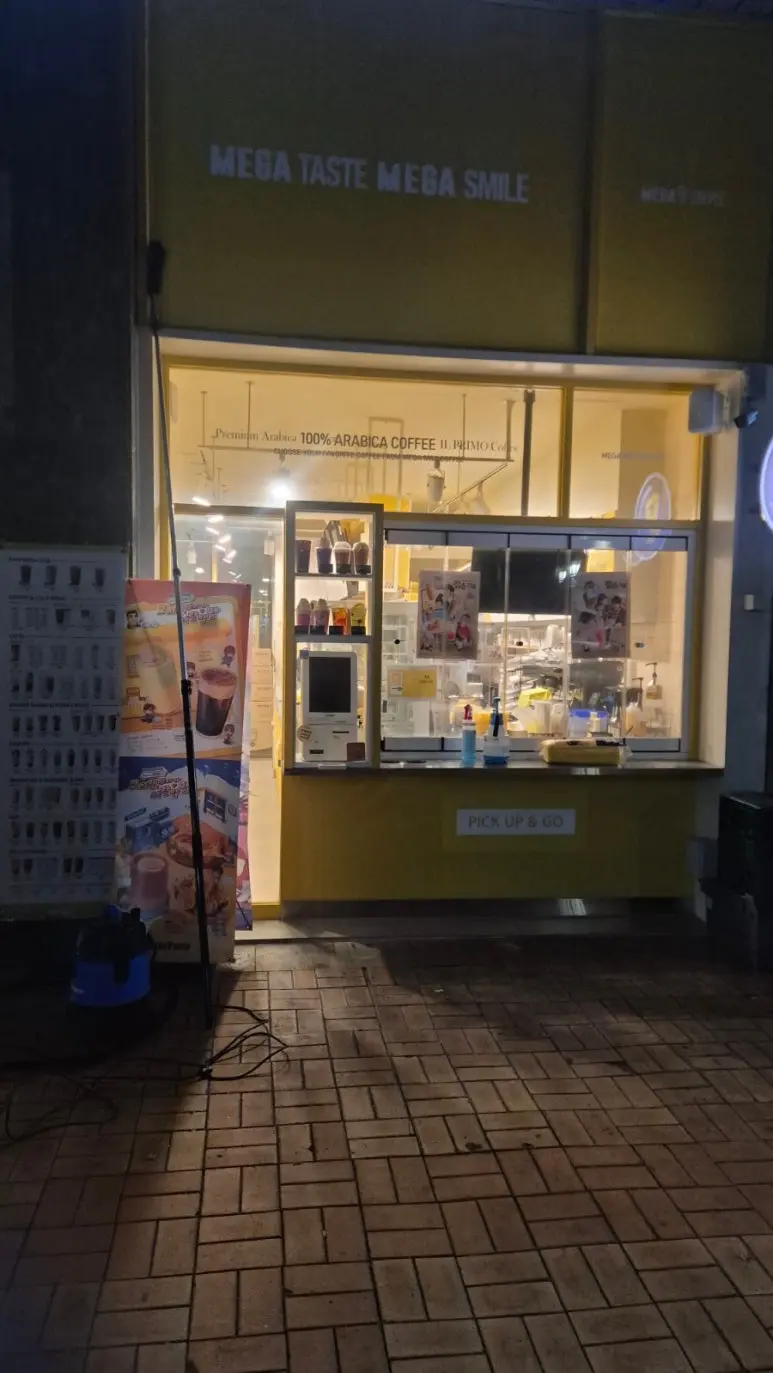카페 야간청소 출동 — 영업 종료 후 밤 시간 현장 진입