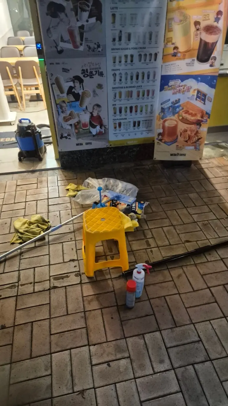 카페 바닥 야간 세정 — 세정 장비와 약품 준비