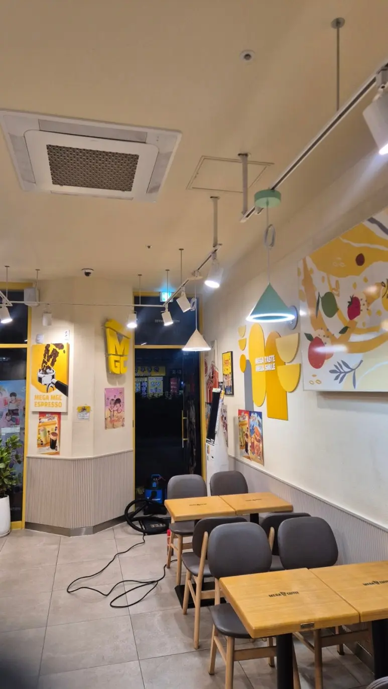 카페 홀 야간 세정 중 — 산업용 청소기 투입