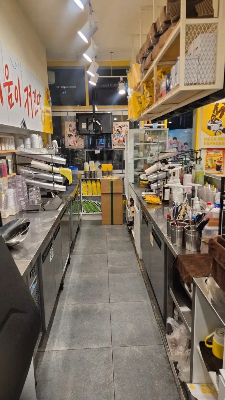 카페 주방 내부 — 카운터 세정 전 상태