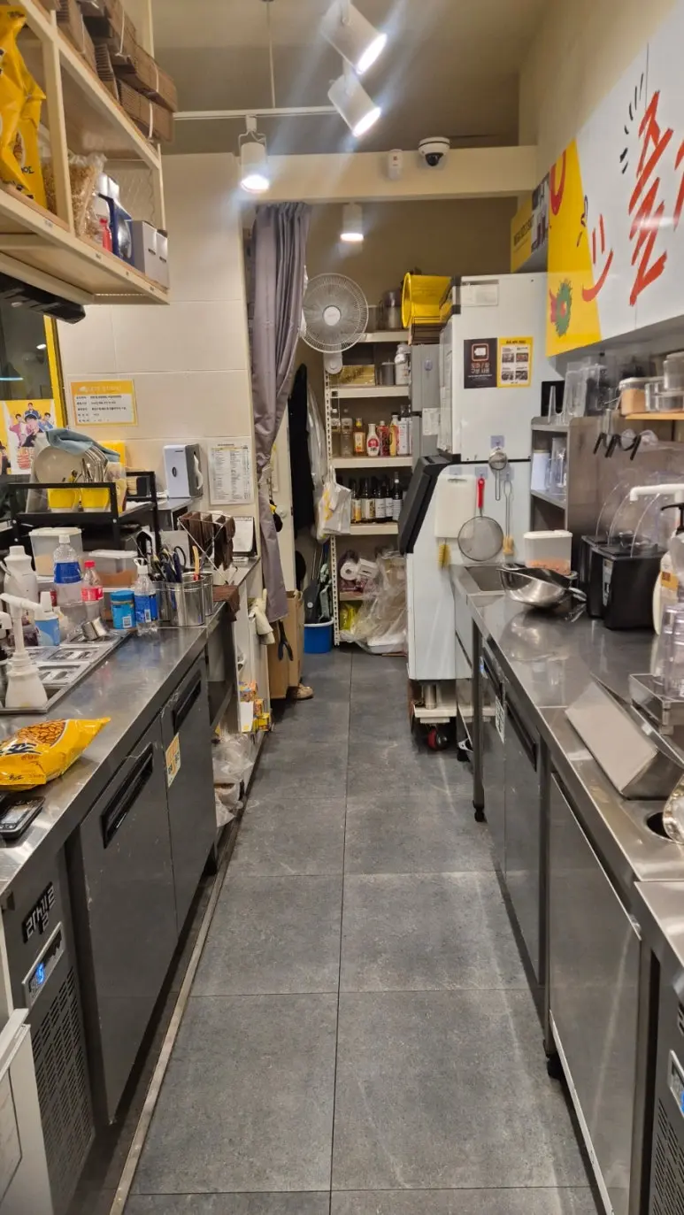 카페 주방 장비 — 냉장고·선반 주변 세정