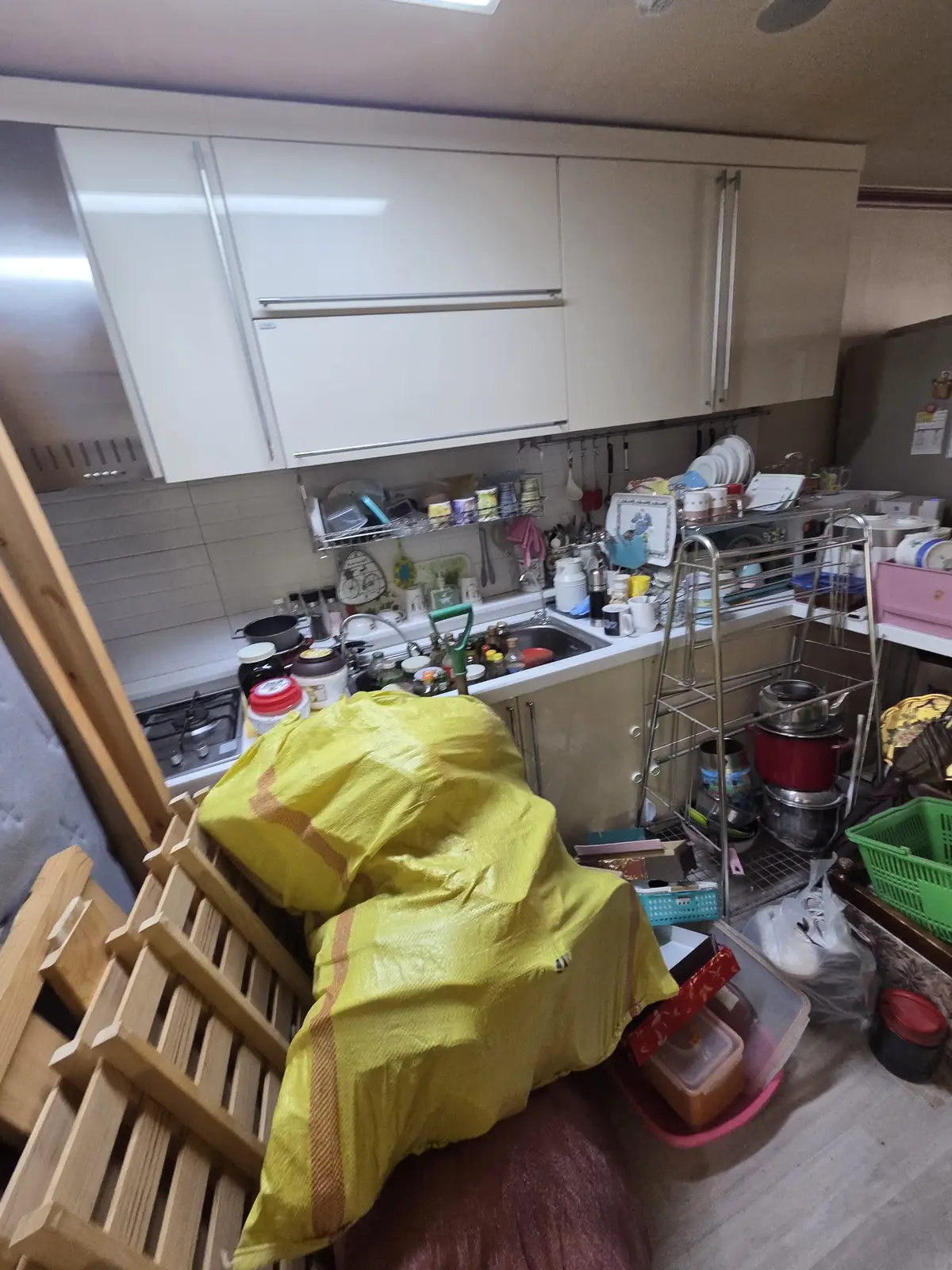 주방에서 분류를 마친 물품을 마대자루에 담아 반출 순서대로 모아둔 작업 중 장면