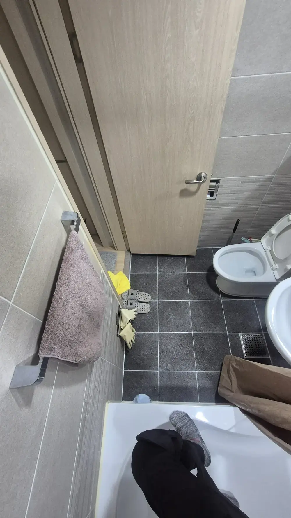 변기역류 청소 완료 - 욕실 입구 구역