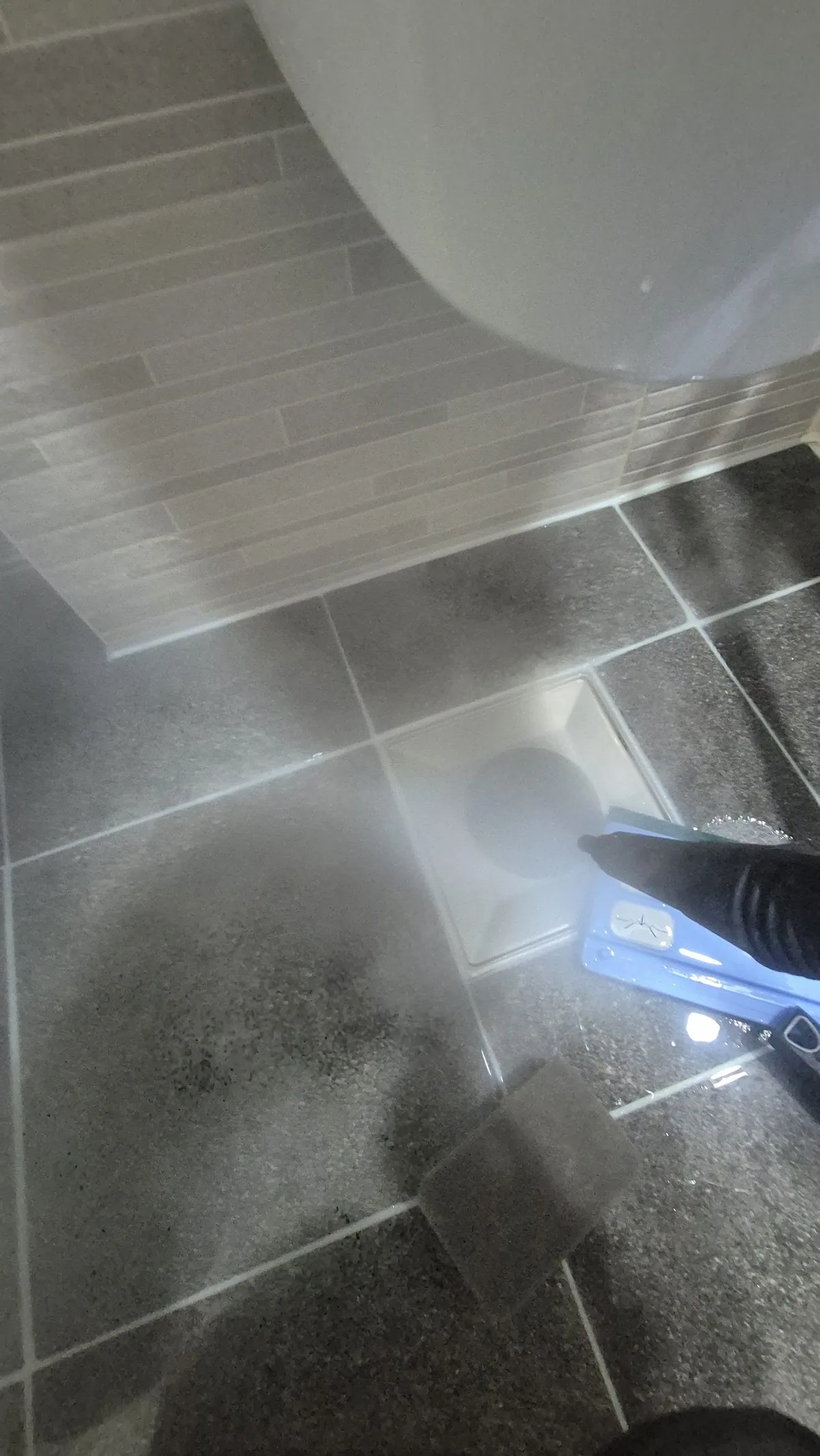 변기역류 청소 - 스팀으로 바닥 타일 살균