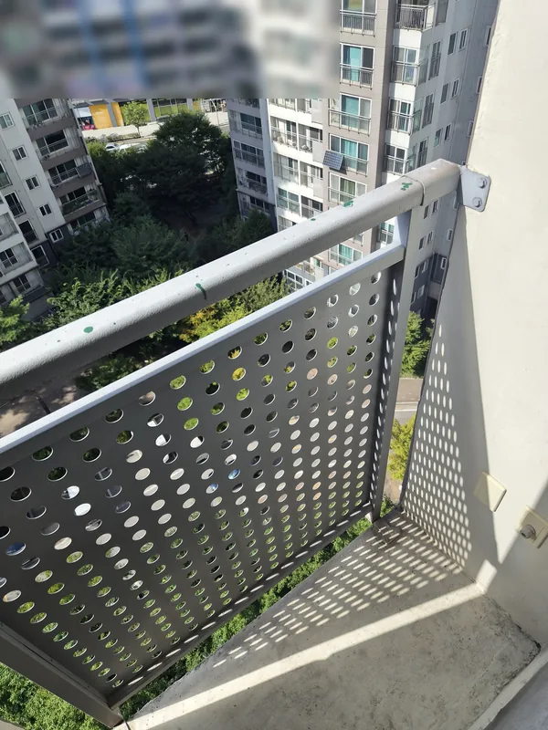 정리를 마친 발코니 바닥과 난간 전경