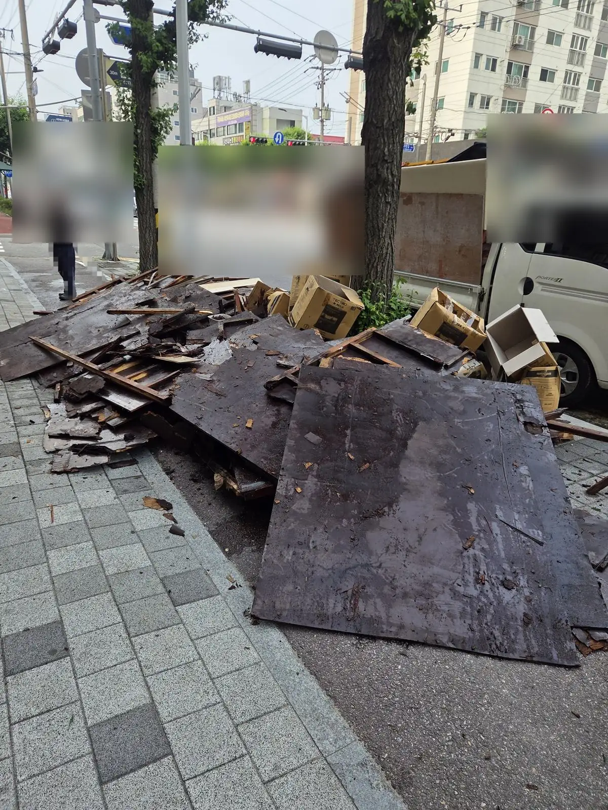 지하 침수 현장에서 걷어낸 마루 판재와 합판이 도로변 인도에 산더미처럼 쌓인 폐기물 분량