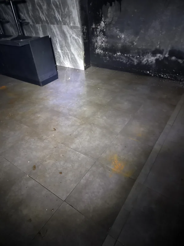 배수 후 드러난 곰팡이 얼룩 벽면과 마른 타일 바닥