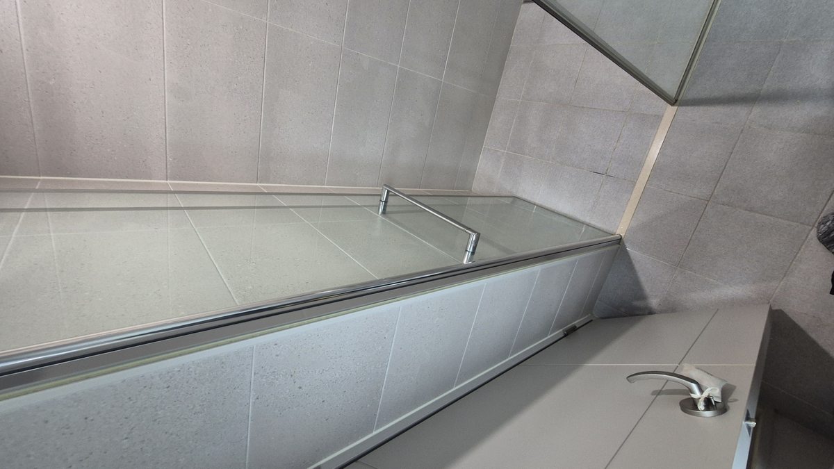 역류 살균청소 완료 - 샤워부스 클로즈업