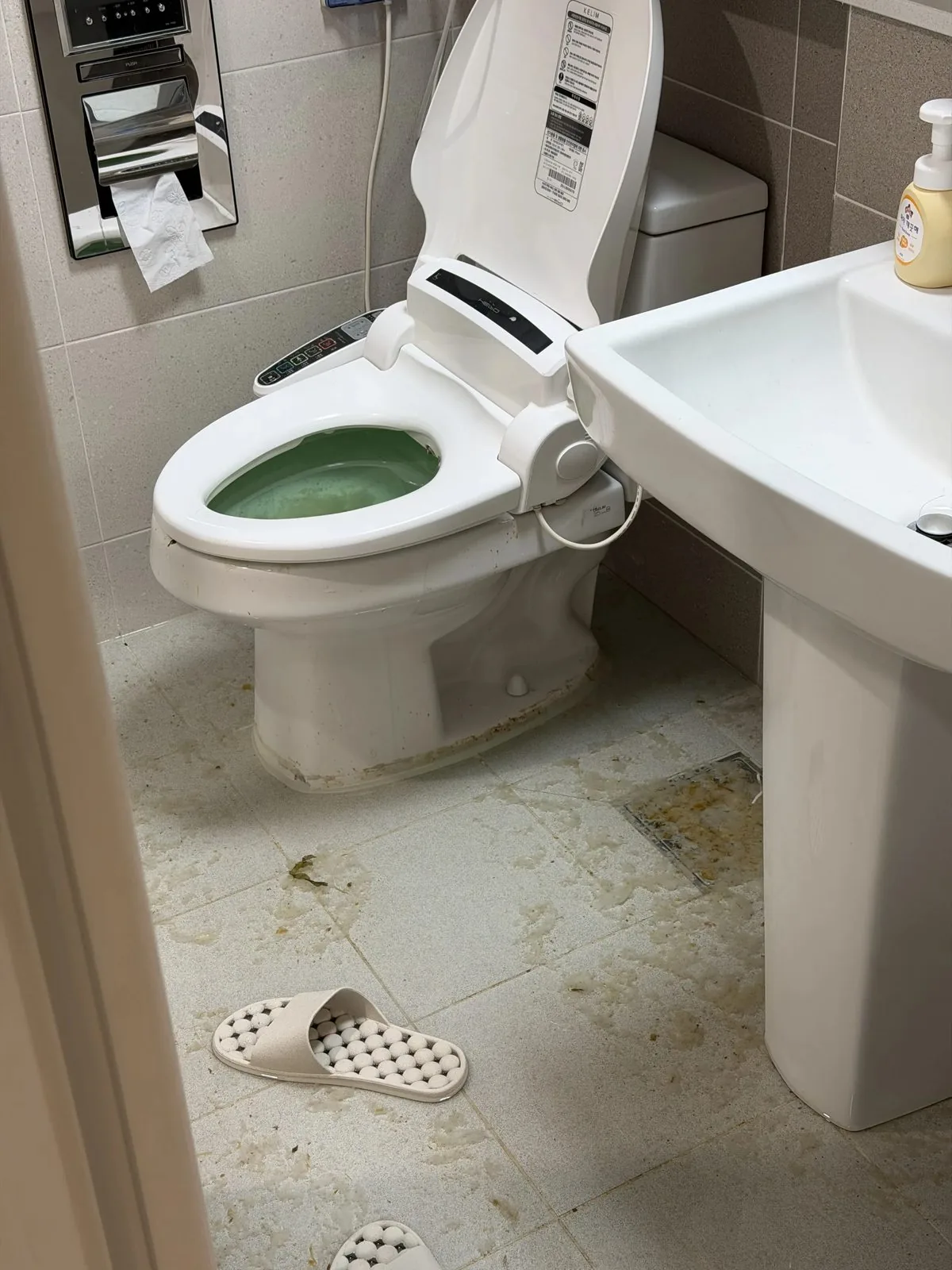 변기 역류 - 오물 욕실 바닥 유출 현장