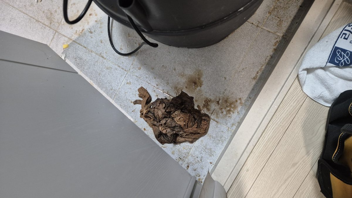 배관에서 꺼낸 막힘 원인물 - 물티슈 뭉침