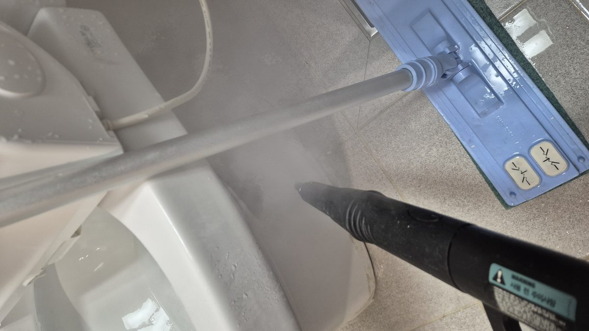 변기 주변 스팀 살균 세정 진행 중