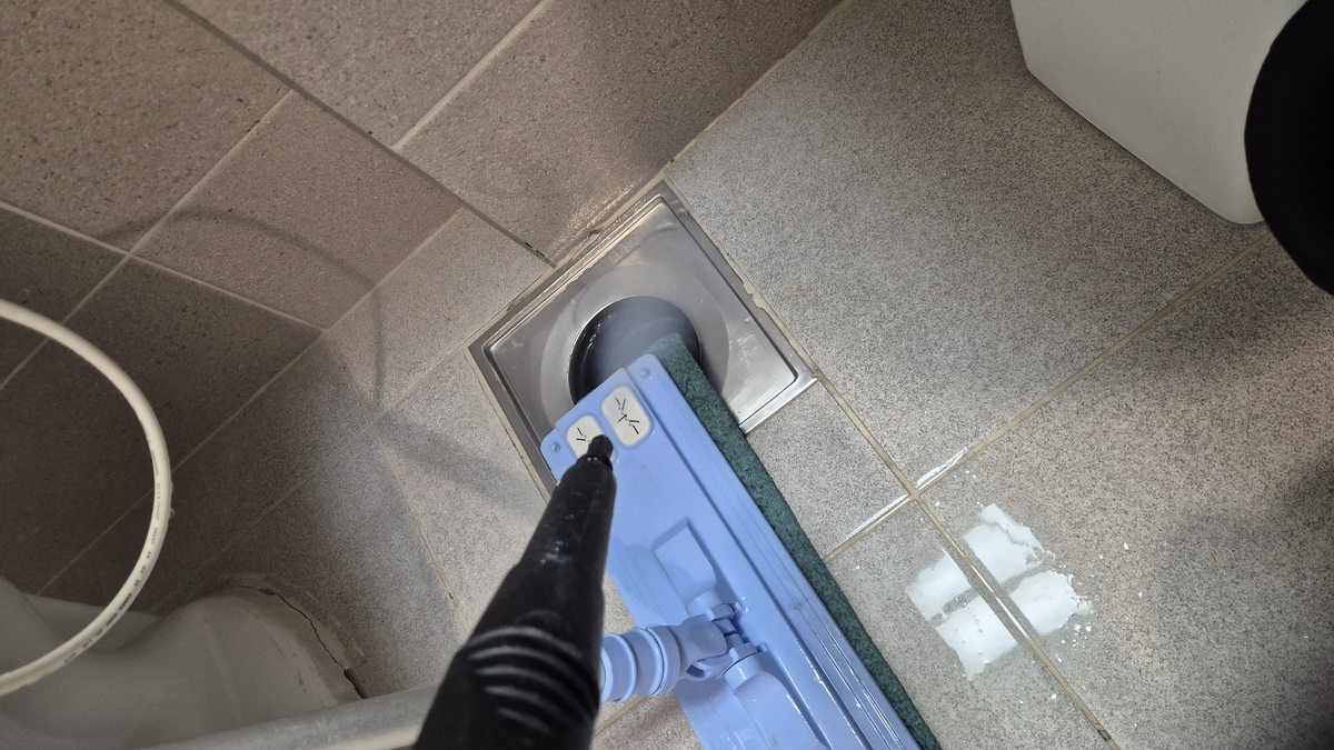 습식청소기로 배수구 흡입 처리