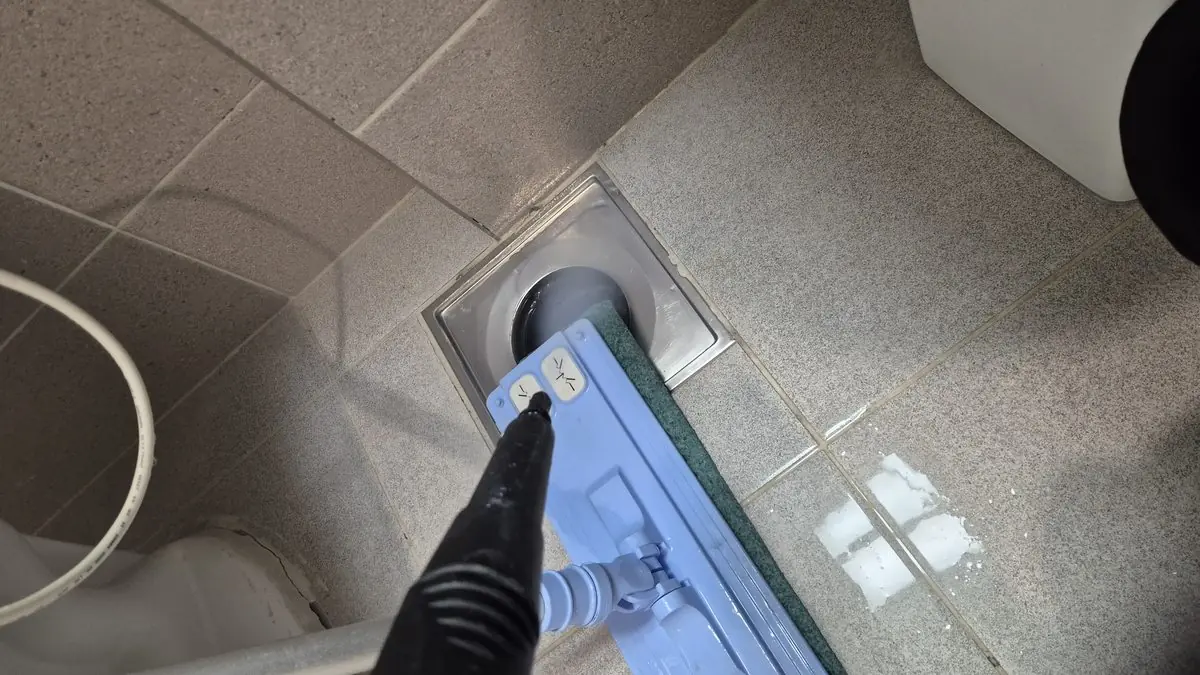 습식청소기로 배수구 흡입 처리