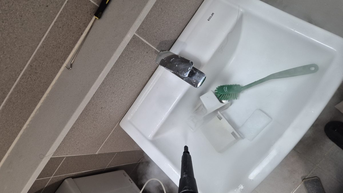 스팀 세정기로 세면대 살균